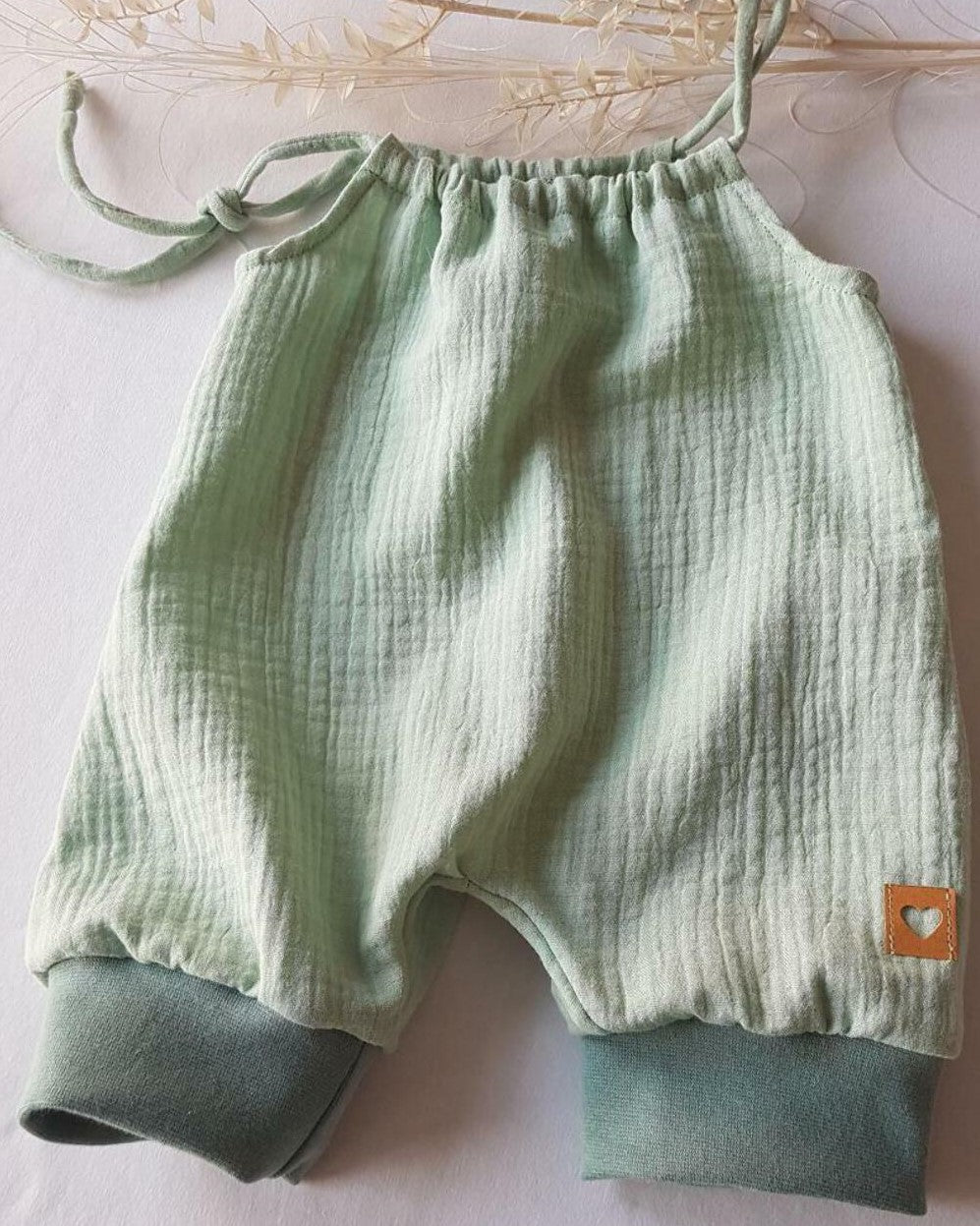 Baby Sommer Jumper aus Musselin Overall Romper Jumpsuit Einteiler Latz Manufaktur Herzstucke